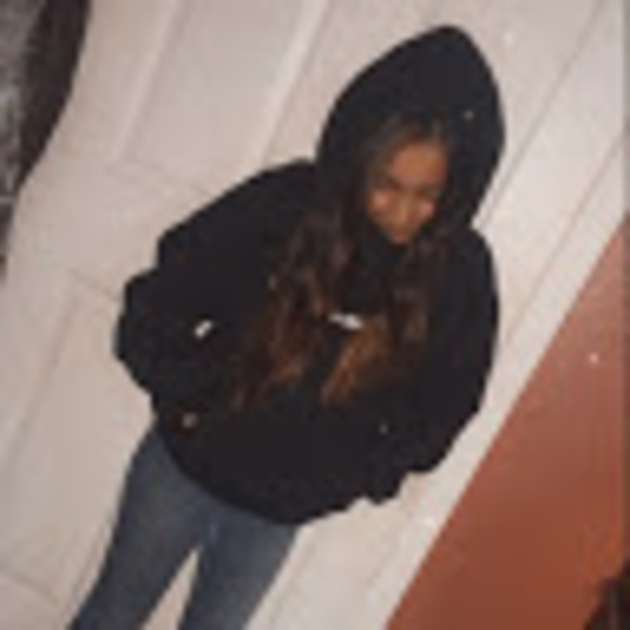 Meet your Posher, Monica - Picture 1 of 1